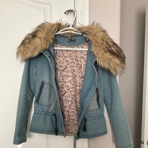 Cute Jeans Jacket furry neck. 🛍